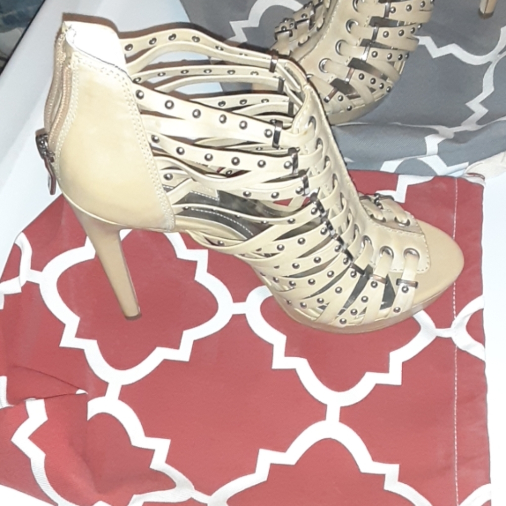 Shoe - Picture 2 of 4